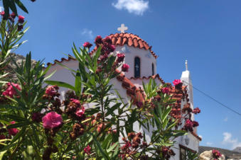 Doorkijkje in de kleurrijke bloemen naar de kapel