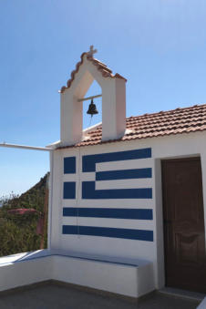 Muur met Griekse vlag van deze kapel