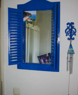 Deze lijst om de spiegel is blauw geschilderd voor de Griekse sfeer