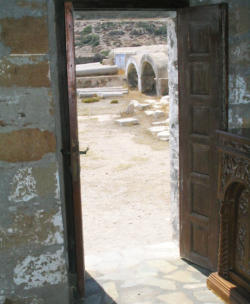 de deur staat altijd open van de oudheidkundige bezienswaardigheid in Arkasa.