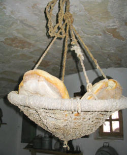 Brood opgehangen aan het plafond in de koele ruimte