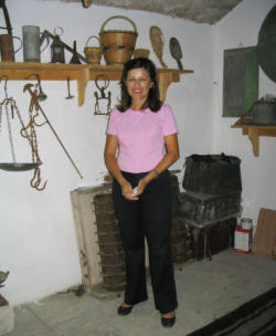 Marianna Vitori in het Museum voor Volkskunst en Archeologie Menetes Karpathos Griekenland