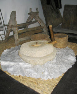 Maalsteen voor graan in het Museum voor Volkskunst en Archeologie Menetes 