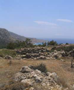 Een hoop stenen markeert Lefkos Roman Cistern Karpathos Griekenland