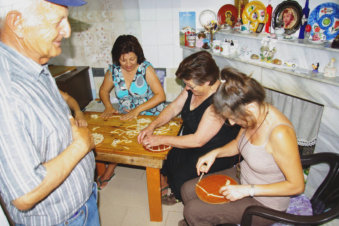 de hele familie werkt mee aan het brood bakken op Karpathos
