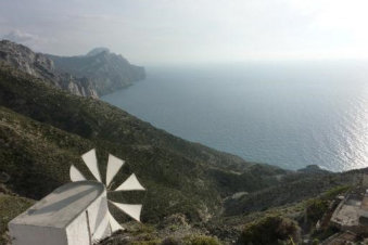 mooi uitzicht op een windmolen  en over de kustlijn van Olympos