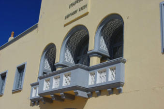 Een mooi balcon aan het Italiaans gebouw van Pigadia