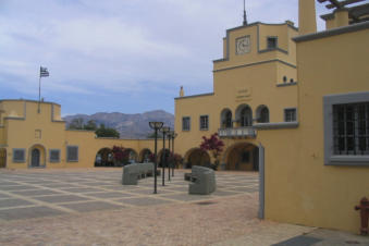 Het Italiaans gebouw wordt vaak het gemeentehuis genoemd door toeristen