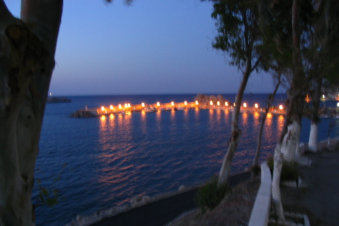 De verlichtte  jachthaven van Pigadia Karpathos