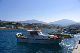 Dobberende bootjes liggen aangemeerd in de jachthaven van Pigadia Karpathos
