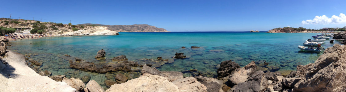 Weids uitzicht over de twee linkse baaien van Amoopi Karpathos Griekenland
