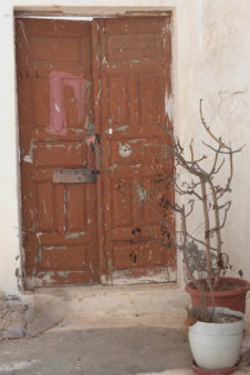 Oude bruine deur in Arkasa Karpathos Griekenland