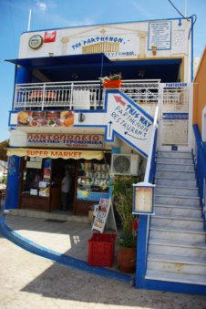 Taverne Panthenon ligt boven het supermarktje in Arkasa Karpathos Griekenland