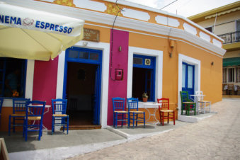 Kleurrijke gevel van een café in Arkasa Karpathos Griekenland