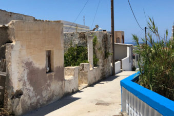 Sommige vervallen huizen staan leeg in Arkasa Karpathos Griekenland