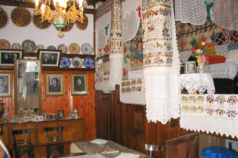 Veel borduurwerk en kant te zien in een traditioneel huis in Menetes op Karpathos Griekenland