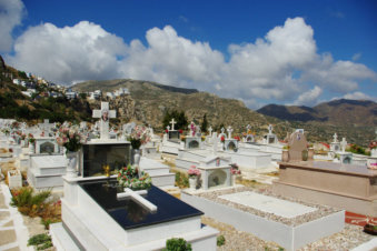 Graven op de begraafplaats in Menetes op Karpathos Griekenland