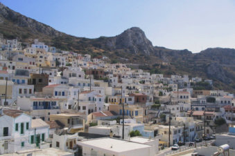 De huizen zijn terrasvormig gebouwd in Menetes op Karpathos Griekenland