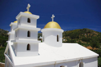 Deze kerk in Aperi is spierwit inde Griekse zon