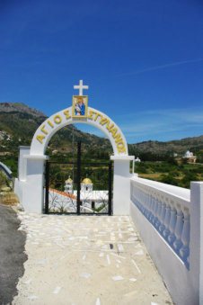 Toegangspoort kerk in Aperi Karpathos Griekenland