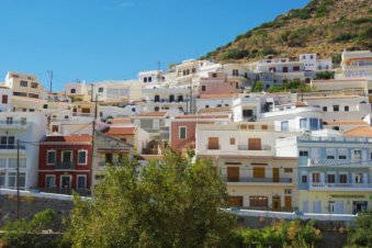 De terrasvormig gebouwde huizen in Aperi Karpathos Griekenland
