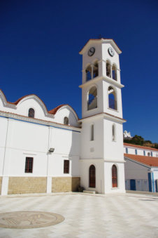 De grote witte kerk in Aperi Karpathos Griekenland