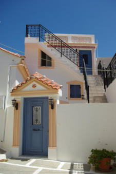 Mooie toegangspoort van een huis in Volada Karpathos Griekenland