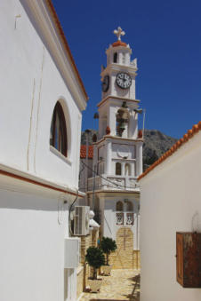 De kerk met de toren midden in Volada Karpathos Griekenland