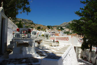 Graven op de begraafplaats van Volada Karpathos Griekenland