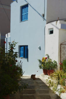 Lichtblauw geverfde gevel van woning in Othos op Karpathos