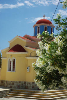 Witte bougainville voor de kerk in Stes op Karpathos Griekenland