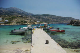 Het kleine haventje met de visrestaurants van Lefkos op Karpathos