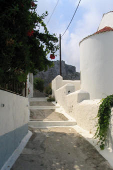 De smalle straatjes van Mesochori op Karpathos