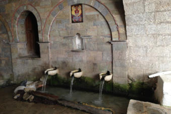 De waterbron met drinkbaar water uit de bergen bij de kerk van Mesochori