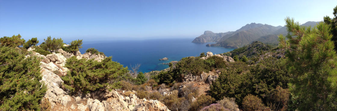 Panorama met de kustlijn bij Mesochori op Karpathos Griekenland