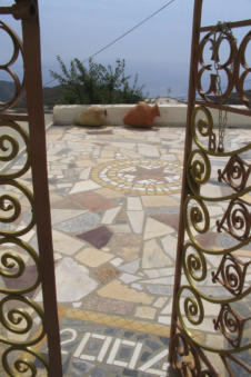Prachtig smeedwerk en mozaiekvloer in tuin Spoa