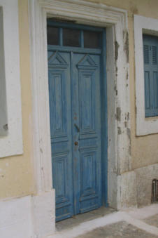Oude voordeur in Griekse kleur blauw