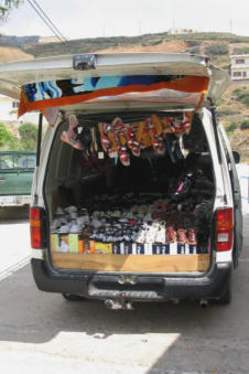 Soms kom je een rijdende winkel tegen op Karpathos.