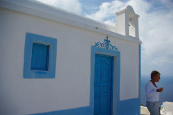 Witte kapel met op de achtergrond de blauwe zee in Olympos