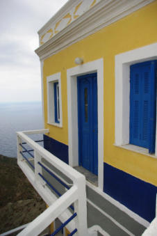 Veel gefotograveerd geel blauw huis in Olympos