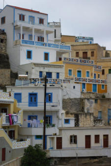 trapsgewijs gebouwde kleurige huizen in Olympos