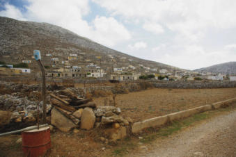 In de verte het dorp Avlona op Karpathos