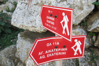 wandelwegwijzers op Karpathos