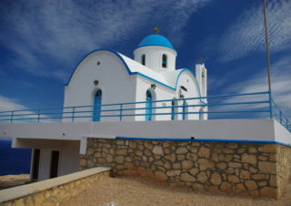 kapel Pigadia Karpathos met mooie blauwe lucht erboven