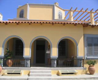 Italiaans gebouw Pigiadia Karpathos met daarin het Archeologisch Museum