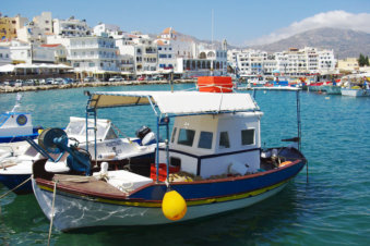 Vissersbootje in de haven van Pigadia Karpathos Griekenland