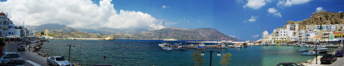 Panorama met zicht op de baai en haven van Pigadia