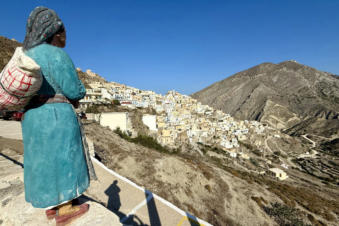 Vanaf de kronkelweg is Olympos opeens zichtbaar